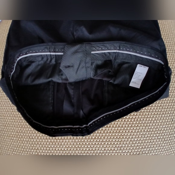 New. Men's Black Tahari narrow leg with stretch pants - Picture 5 of 8
